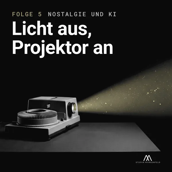 Cover zu Folge 5: ein Diaprojektor mit Lichtkegel als Schwarz-Weiß-Stillleben, darüber der Titel „Licht aus, Projektor an“.